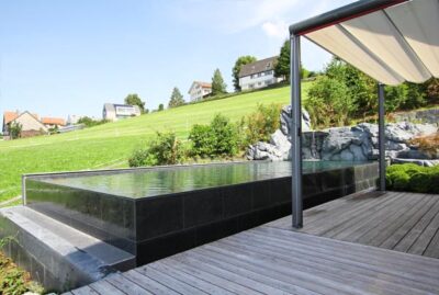 Bio Überlaufpool mit Natursteinauskleidung im Kanton St. Gallen in der Schweiz