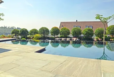 Pool der Egli Gartenbau AG Uster im Sommer mit schöner Bepflanzung.