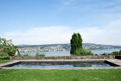 Pool mit schönem Seeblick auf den Zürichsee.