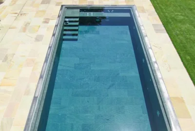 Schwimmbad mit Natursteinplatten