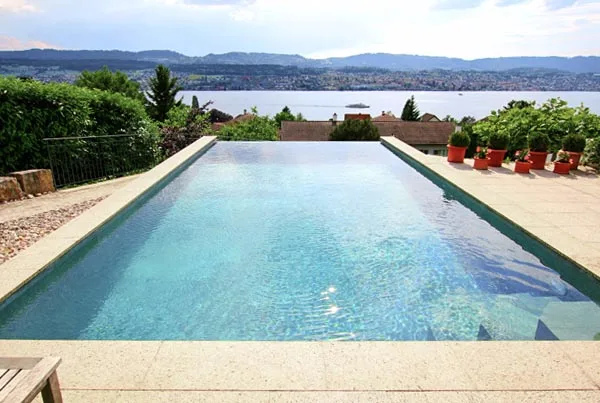 Swimmingpool mit Naturstein mit herrlicher Sicht auf den Zürichsee.