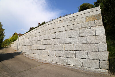 Die neue Granitquadermauer
