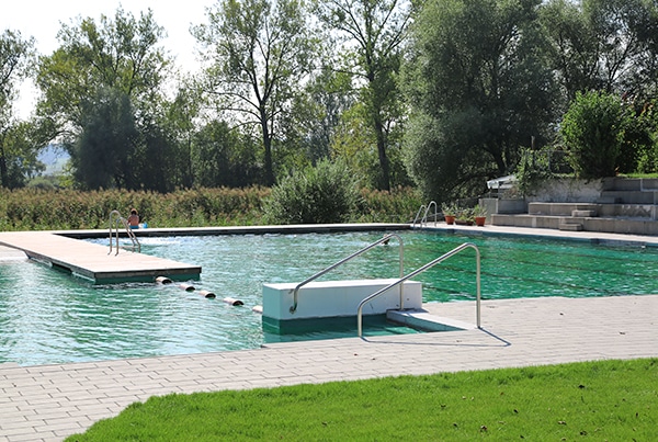 Schwimmbecken mit biologischer Wasseraufbereitung