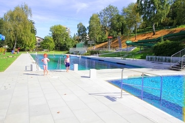 Schwimmbecken der Badi in Zürich