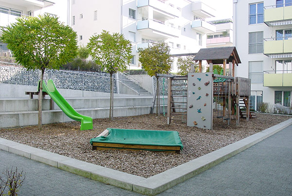 Spielplatz in einer Siedlung