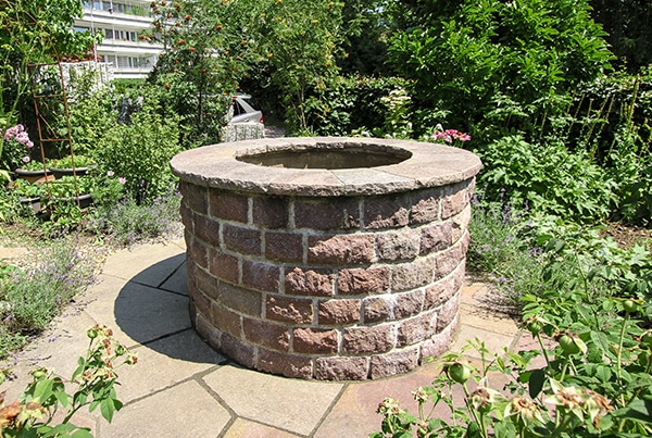 Brunnen aus Porphyr gemauert