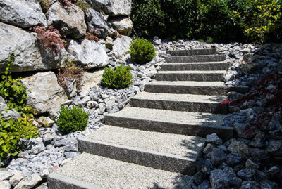 Gartentreppe aus Granitstellplatten