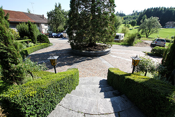 Gartentreppe zum Vorplatz aus Granit
