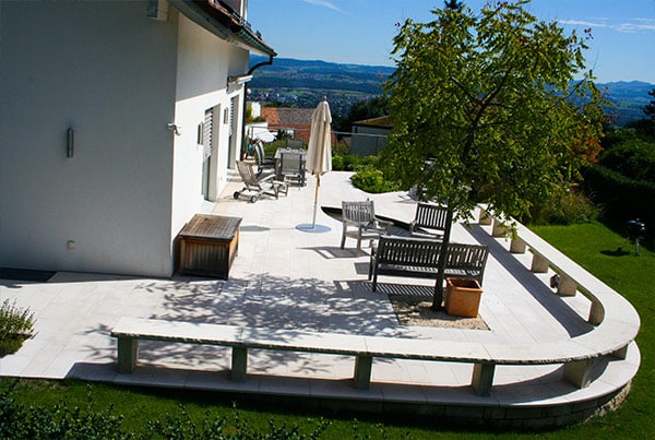 Französischer Kalksteinplattenbelag einer Terrasse und Sitzbank