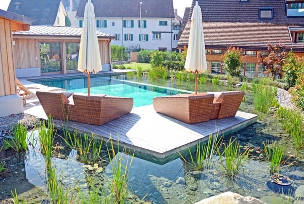 Schwimmteich mit Lounge und Holzrost aus Schweizer Berglärche