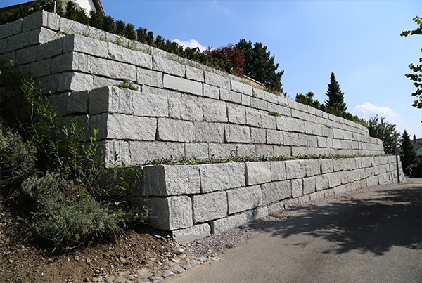 Grosse Stützmauer aus Granitquadern