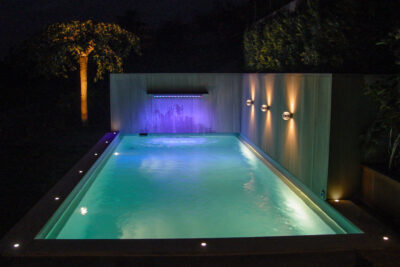 Beleuchteter Swimmingpool bei Nacht