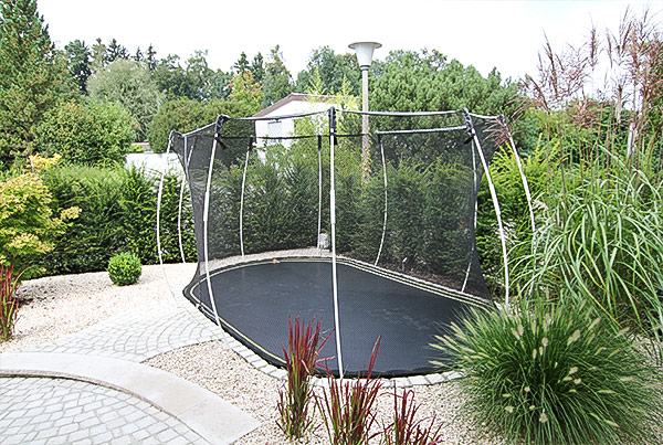 Trampolin in den Garten integriert