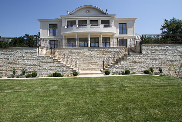 Exklusive Treppenanlage mit Villa