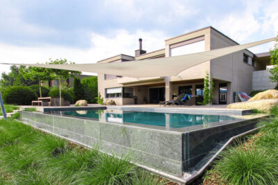 Überlauf- Schwimmbad mit Wohnhaus