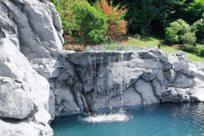 Der Wasserfall wurde direkt an den Swimmingpool gebaut